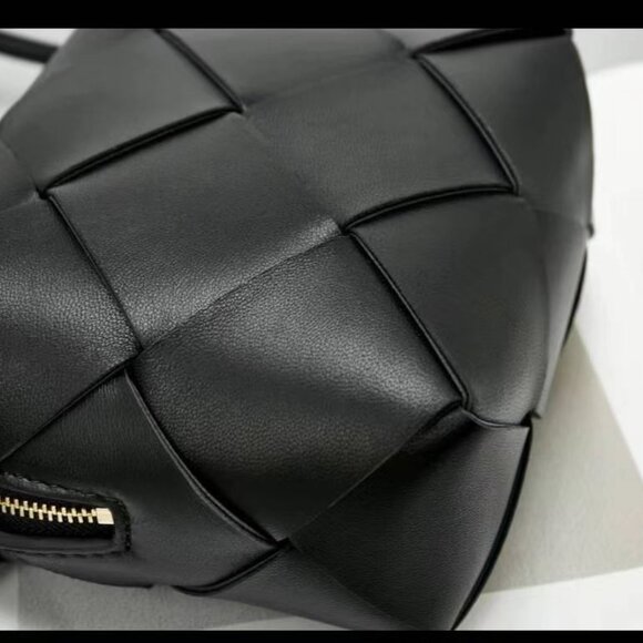 BOTTEGA VENETA Compact Woven Camera Pouch - Picture 7 of 9